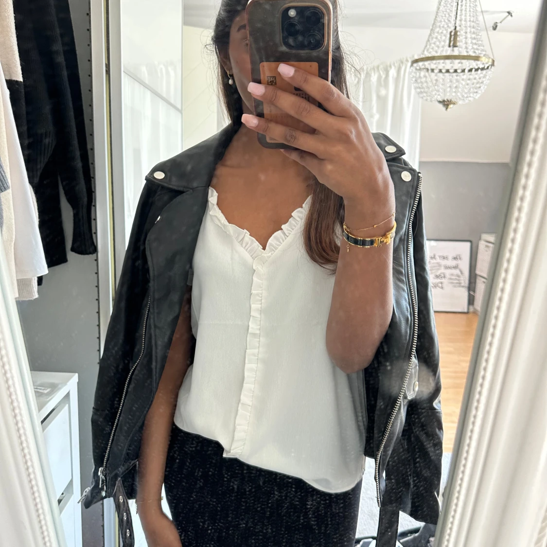 Svart skinnjacka med bälte och dragkedjor