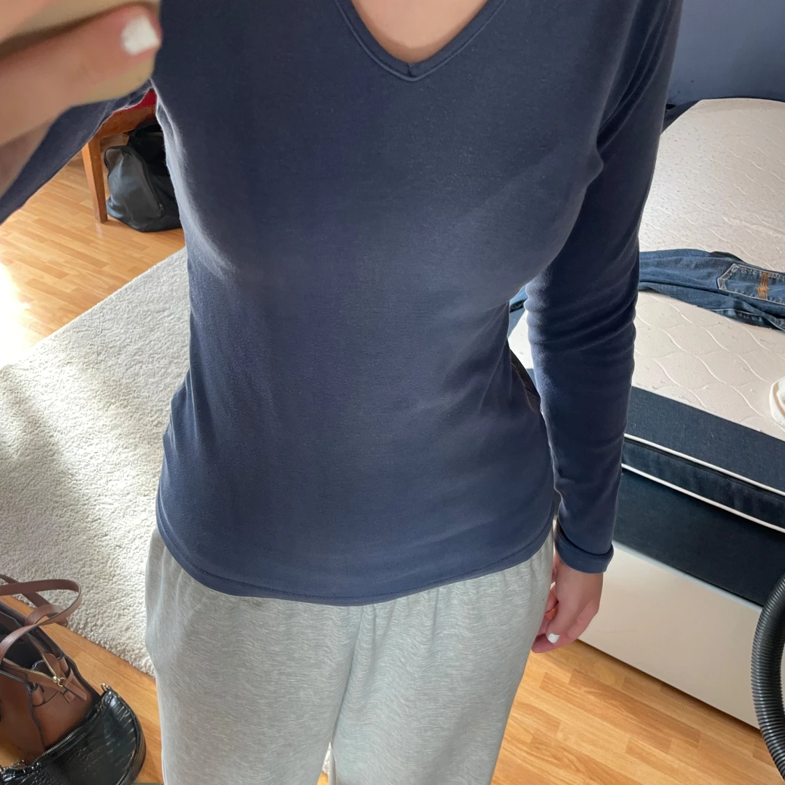 Mörkblå långärmad v-ringad tröja - 2