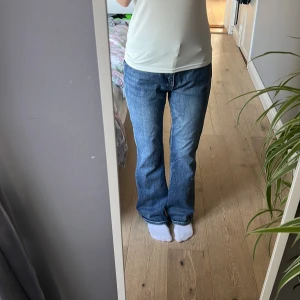 Blå bootcut jeans med detaljerad bakficka - Säljer ett par blå bootcut jeans från shein med snygga detaljer på bakfickorna och klassisk femficksdesign. Jeansen har låg midja och är tillverkade i mjukt denimtyg. Perfekta för dig som gillar en avslappnad men ändå trendig look.