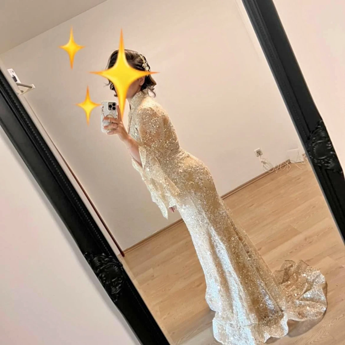 Glittrig champagnefärgad långklänning