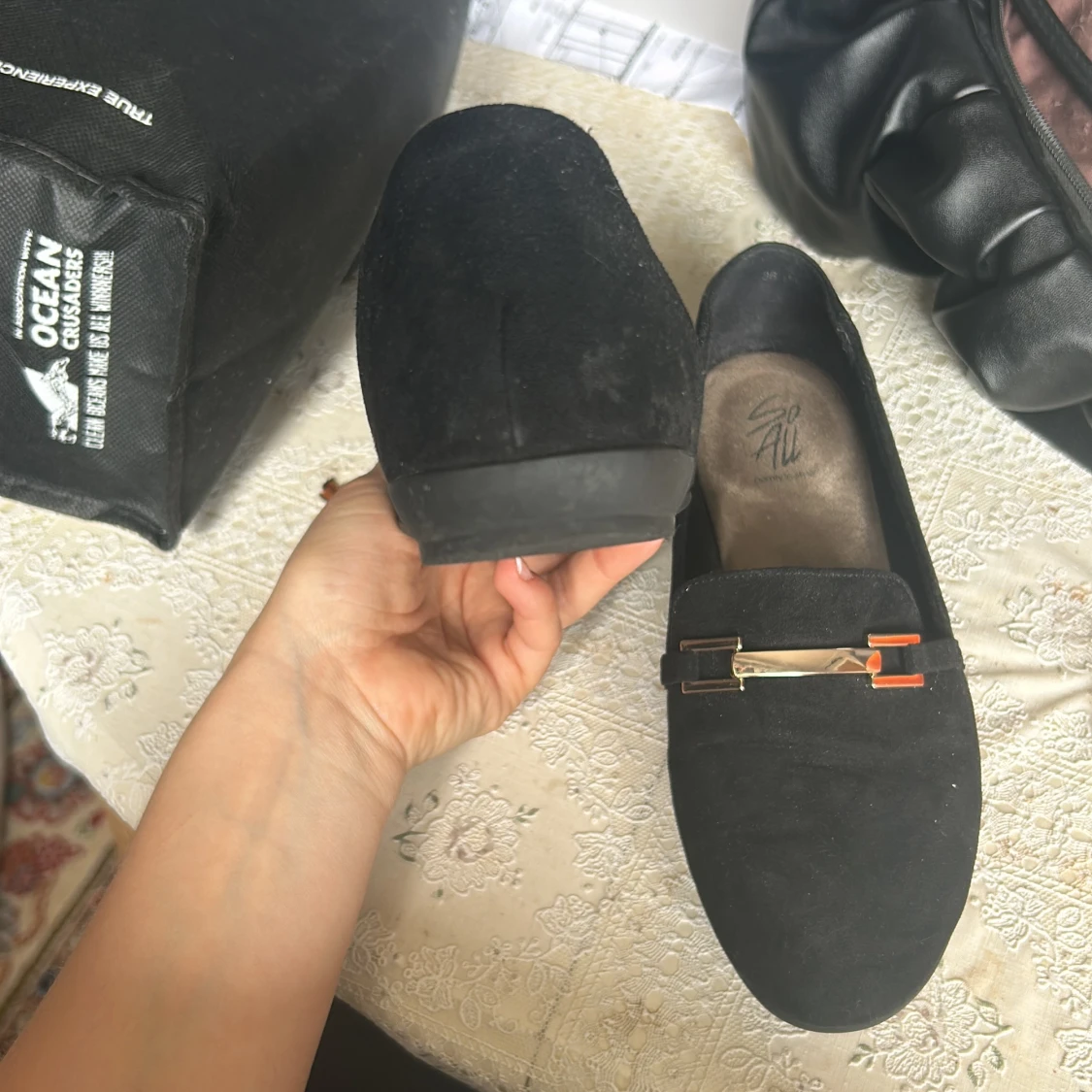 Svarta mockaloafers med gulddetalj - 2