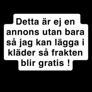 G-star jeans  - Snygga blå jeans från G-Star med en sliten look och ljusa detaljer. De har en klassisk femficksdesign och en knappgylf. Perfekta för en avslappnad stil.