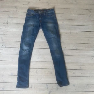  Nudie Jeans W28 L34 - Snygga blå jeans från Nudie Jeans. Storleken är W28 L34. Priset är inte hugget i sten o går att diskutera. Vid frågor är de bara att skriva👍👍👍