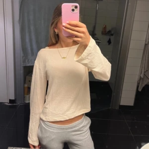 Finstickad tröja med boatneck  - Så fin tröja från Gina Tricot i en fin beige färg. Storleken står inte men skulle säga xs/s💗 man kan ha den off-shoulder också men det ska vara boatneck. Materialet ska vara så och den är inte nopprig, har använt den typ 2 gånger. Kika gärna in mina andra inlägg!💗 