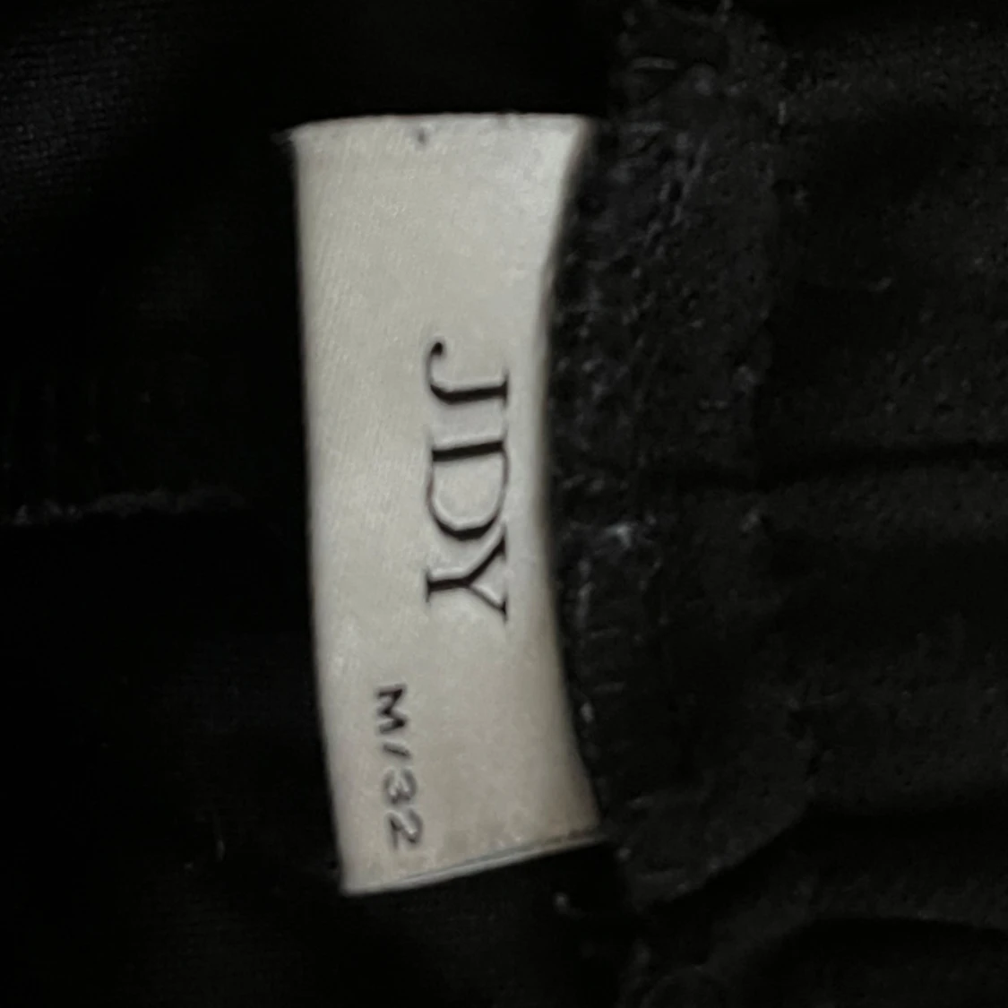 Svarta högmidjade wide byxor från JDY - 1