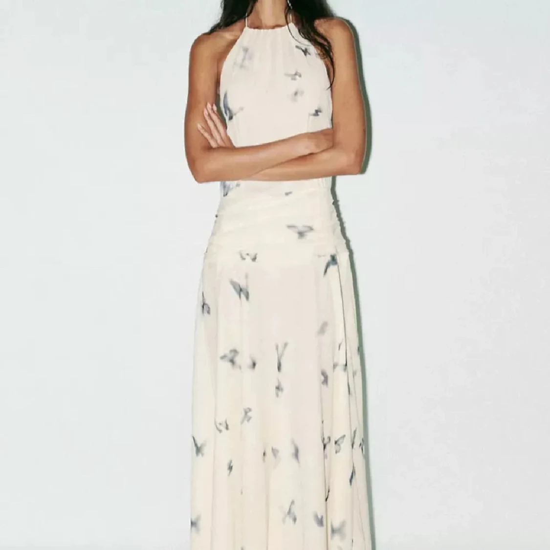 Vit klänning med fjärilsmönster - 1