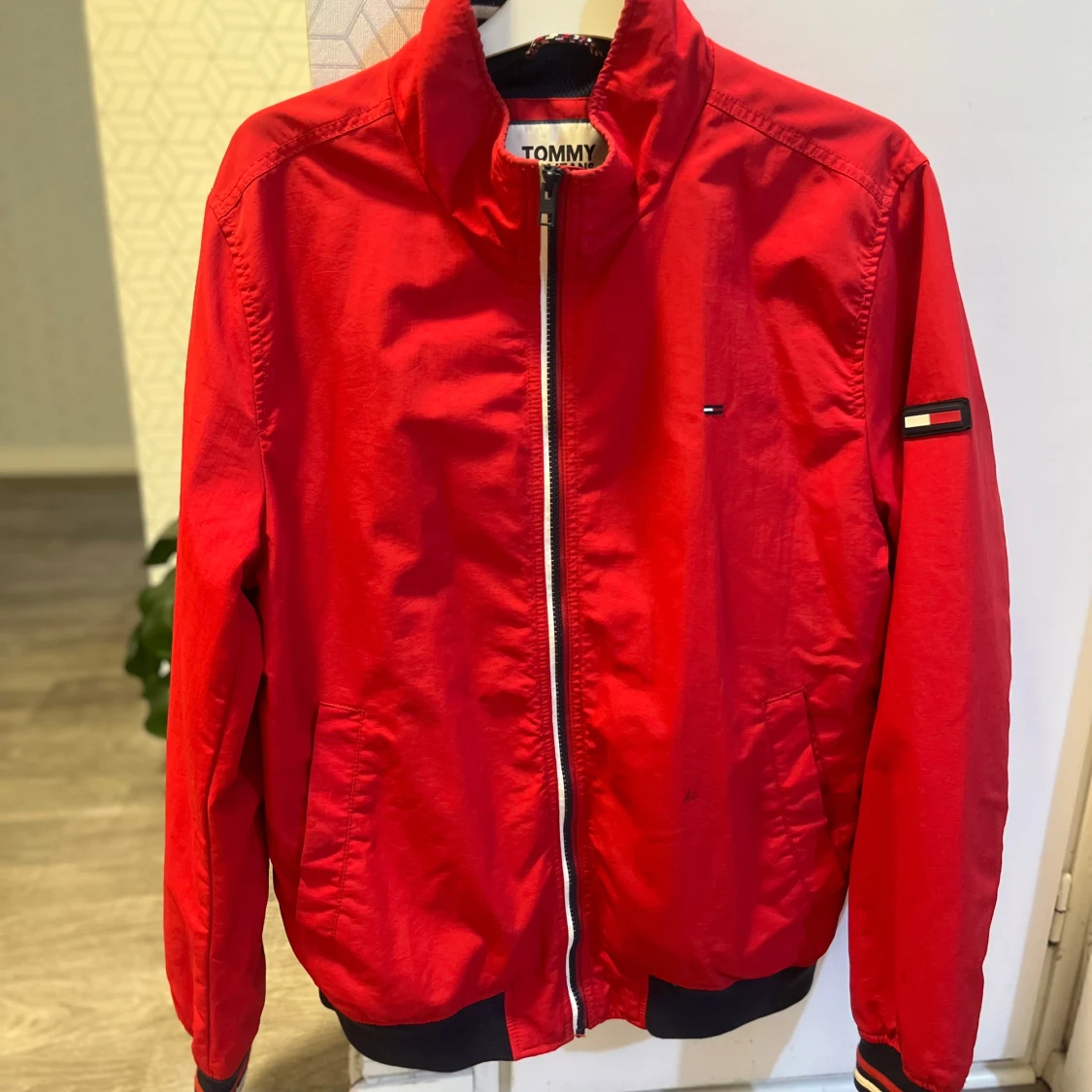 Röd vindjacka från Tommy Jeans - 1