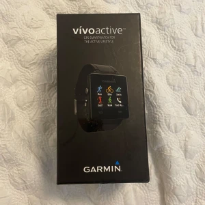 Garmin vívoactive GPS-smartwatch - Säljer en Garmin vívoactive GPS-smartwatch som är i bra skick. Jag har det blåa bandet på, men extra armband i svart och vitt silikon medföljer, samt verktyg för att kunna byta banden💕