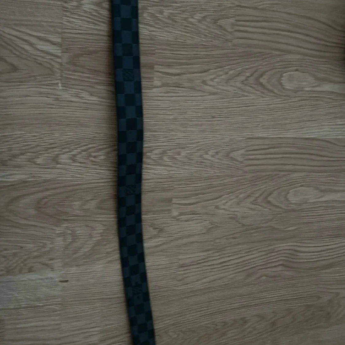 Rutigt svart bälte med silvrigt märke - 1