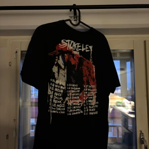 Svart Stokley tour t-shirt - Säljer en svart t-shirt med Stokley tour-tryck fram och bak. perfekt för dig som gillar bandmerch och streetstyle. pris diskuterbart