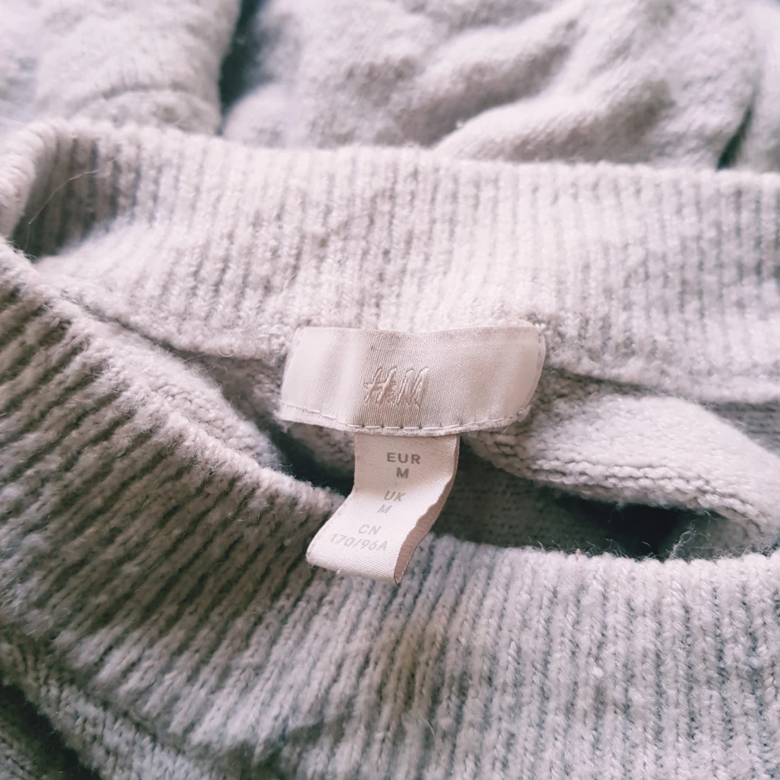 Ljusgrå stickad tröja med pärlor H&M strl M - 2