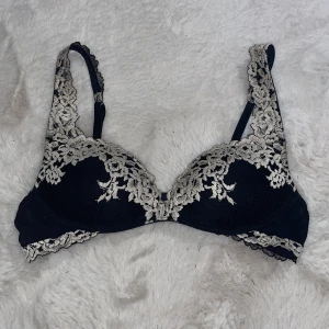 Intimissimi bh  - Supersnygg svart bh med vit spet, från Intimissimi. Inte använt så jätte mycket, storlek 75 b ❤️