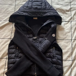 Mörkblå moncler cardigan  - Snygg svart quiltad jacka från Moncler med nfc tag. Jackan har långa ärmar med ribbade muddar och en broderad logotyp på ärmen. Perfekt för kyligare dagar. pris kan diskuteras.