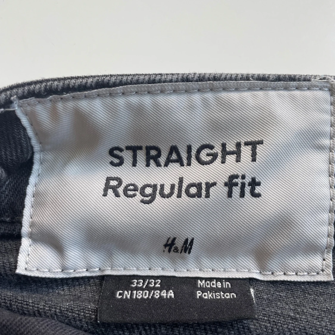 Grå straight fit jeans från H&M - 2