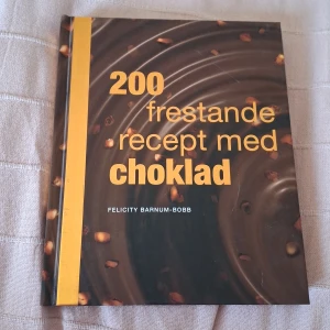 200 frestande recept med choklad - Upptäck 200 läckra och kreativa chokladrecept! Perfekt för dig som älskar att baka och vill imponera på vänner med chokladiga godsaker. Inspirerande bilder och enkla instruktioner gör det lätt att lyckas, oavsett om du är nybörjare eller proffs i köket.