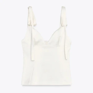 Vit satintopp med knytband - Vit satintopp ifrån zara, aldrig använd och har lapparna kvar! Helt slutsåld