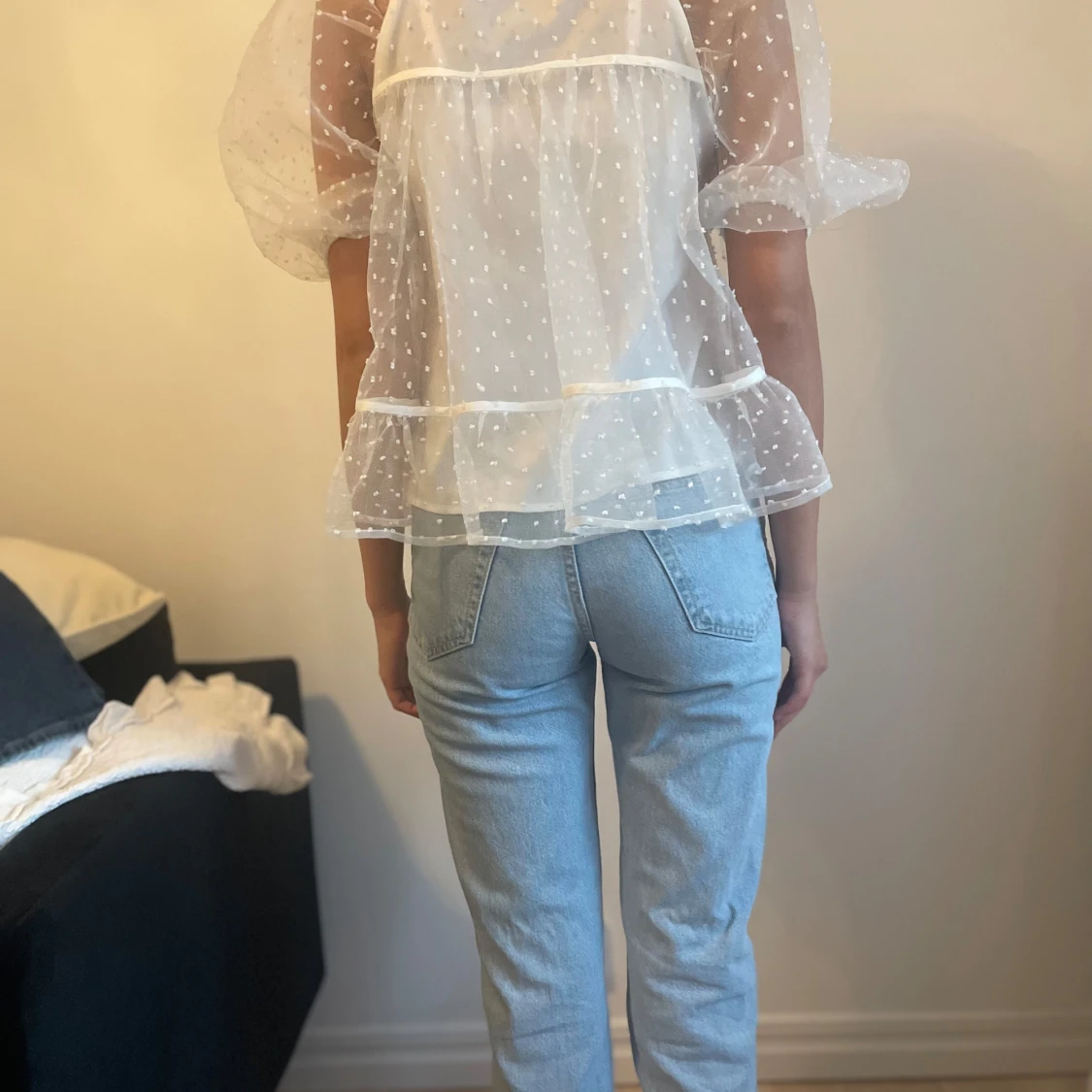 Vit transparent blus med volang - 1