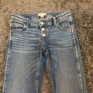 Low waist bootcut jeans från Gina tricot - Snygga blå jeans, strl 146💓💓