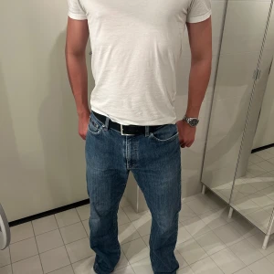 Hugo Boss jeans  - Snygga Hugo Boss jeans i riktigt fin tvätt. Byxorna är i använt skick men är väldigt fräscha. Storleken är W34, L36. Hör gärna av dig om du har några frågor! 