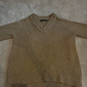 Beige stickad tröja  - Jag säljer en beige stickad tröja i storlek 32/34