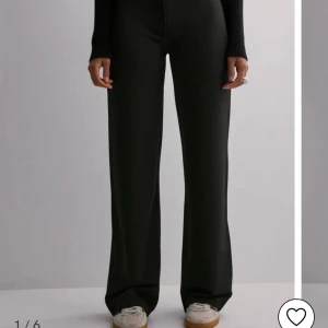 Svarta lågmidjade kostymbyxor - Snygga svarta kostymbyxor med låg midja och raka, vida ben. Använda typ 5ggr