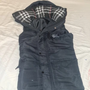 Burberry väst - Här har vi en skönt gjord med bommullstråd, och dun gjord väst med märket som bureberry! Den är gjord av dina_kläder fint gjord är riktigt nice på vinter och kan funka endå sommaren!!! Den är I stolek S men den passar verkligen 158/164 bättre väldigt tight väst men den ser cool ut nör man hat på sig den verkligen!