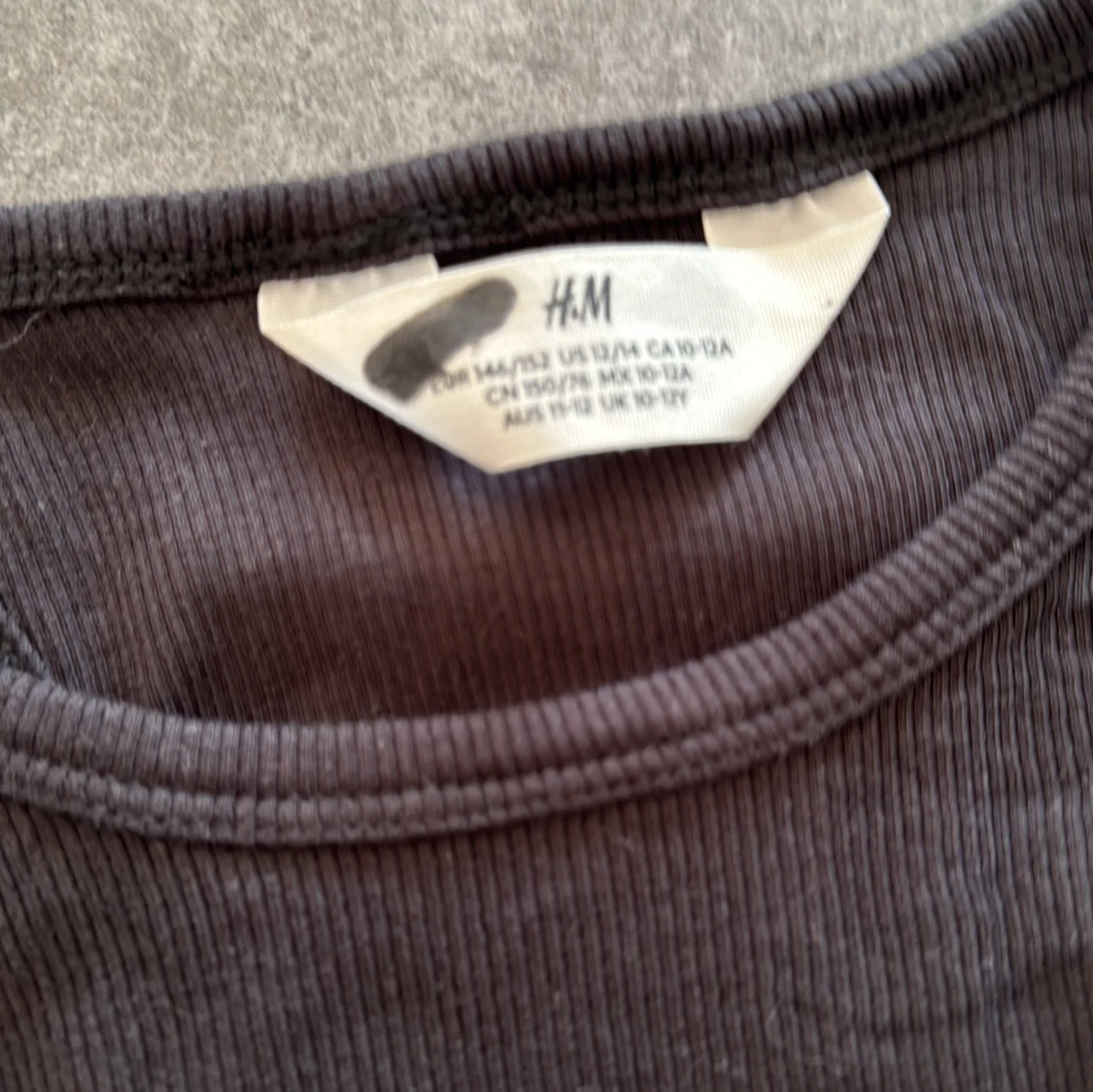 Svart ribbad klänning från H&M - 1