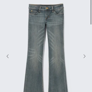 Blå bootcut jeans från Cheap Monday - Säljer ett par blå bootcut jeans från Cheap Monday med snygg slitning och klassisk femficksdesign. Jeansen har låg midja och coolt Cheap Monday-märke bak. Perfekta för dig som gillar retro vibe och vill sticka ut lite. SLUT I STORLEKEN 
