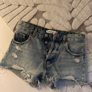 Blå slitna jeansshorts Pull&Bear - Snygga blå jeansshorts från Pull&Bear 