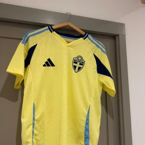 Svenska landslagströja Adidas gul - Säljer en Sverige Landslagtröja i storlek M. Är använd 2 gånger, inget slitage på tröjan. Pris 400kr.                                   Vid snabb affär kan pris diskuteras. 😊