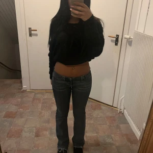 Blå bootcut jeans - Snygga blå bootcut jeans med låg midja. Perfekta för en avslappnad stil. 