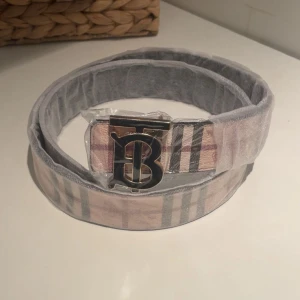 Burberry bälte - Rutigt burberry bälte med guld svart märke, helt ny oanvänd 