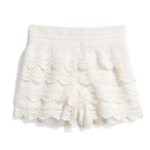 Vita spetsiga shorts - Superfina trendiga vita shorts med volangig spets och snyggt mönster. Köptes år tillbaka, men är i bra skick! Passar perfekt för mig som brukar ha strl S/XS🤍(inte mina bilder)