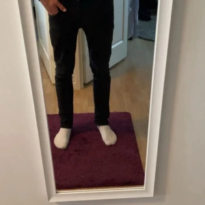 Svarta Replay Grover jeans, stl 30/32 - Säljer ett par svarta Replay Grover jeans i storlek 30. De har en rak passform med klassisk femficksdesign och raka ben. Jeansen är tillverkade i mjukt denimtyg och passar perfekt till en clean och stilren look.