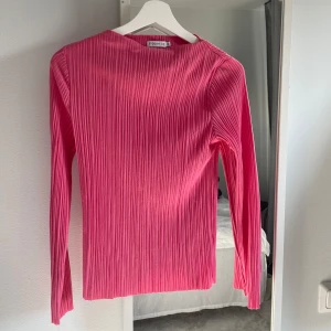 Rosa ribbad långärmad STOCKH LM - En jättefin ribbad rosa tröja från STOCKH LM💕Säljer då jag aldrig använt den och den inte kommer till användning💞 Priset går att diskutera💗