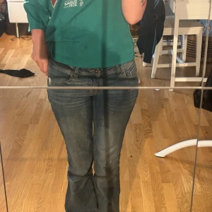 Blå bootcut jeans låg midja  - Säljer mina bootcut jeans med fickor med knappar❤️Säljer pga att dom inte kommer till användning. Skriv för fler bilder och pris kan diskuteras!❣️