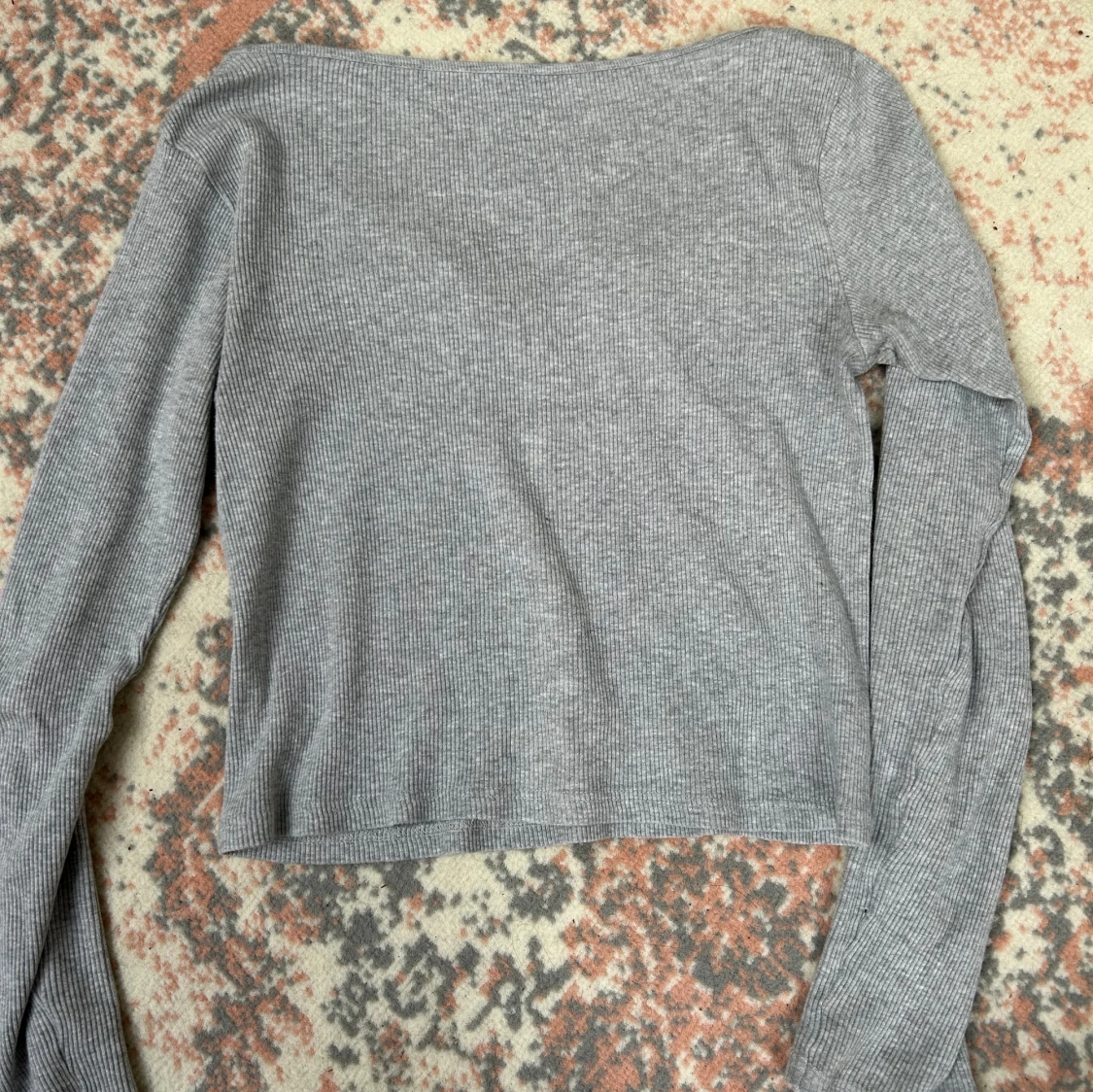 grå långärmad topp - 1