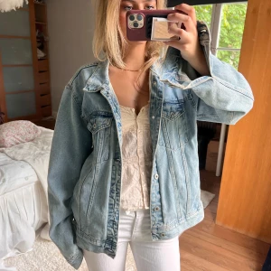 Oversized ljusblå jeansjacka - Snygg oversized ljusblå jeansjacka