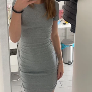 Grå tajt klänning  - Säljer en grå ribbad kortklänning från hm med tight passform. En enkel klänning men så fin till alla tillfällen 💕