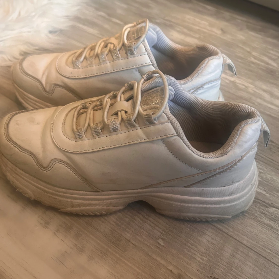 Chunky vita sneakers med platt sula - 3