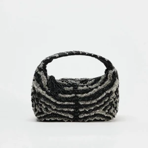 Zara zebra väska - Väska från Zara i zebra mönster. Små pärlor. I nyskick