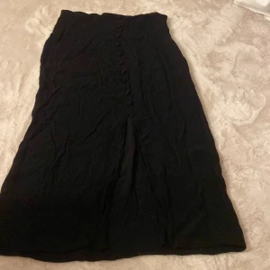 Svart långkjol från H&M  - Svart kjol från H&M i satin 