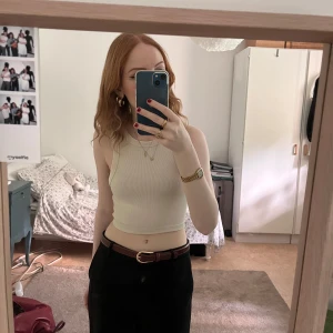 Vitt linne från H&M - Vitt linne från H&M som passar mig som är XS! Säljer för att den inte kommer till användning och jag behöver pengar till min student