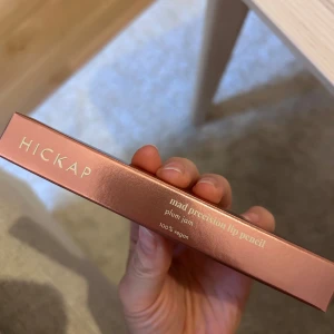 Hickap Mad Precision Lip Pencil - Snygg läppenna från Hickap i nyansen Plum Jam. Helt ny. Nypris 119kr