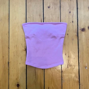 Rosa tubtopp från Gina Tricot - Säljer en ljusrosa croppad tubtopp från Gina Tricot i storlek XXS. Den sista bilden visar toppens färg i verkligheten 