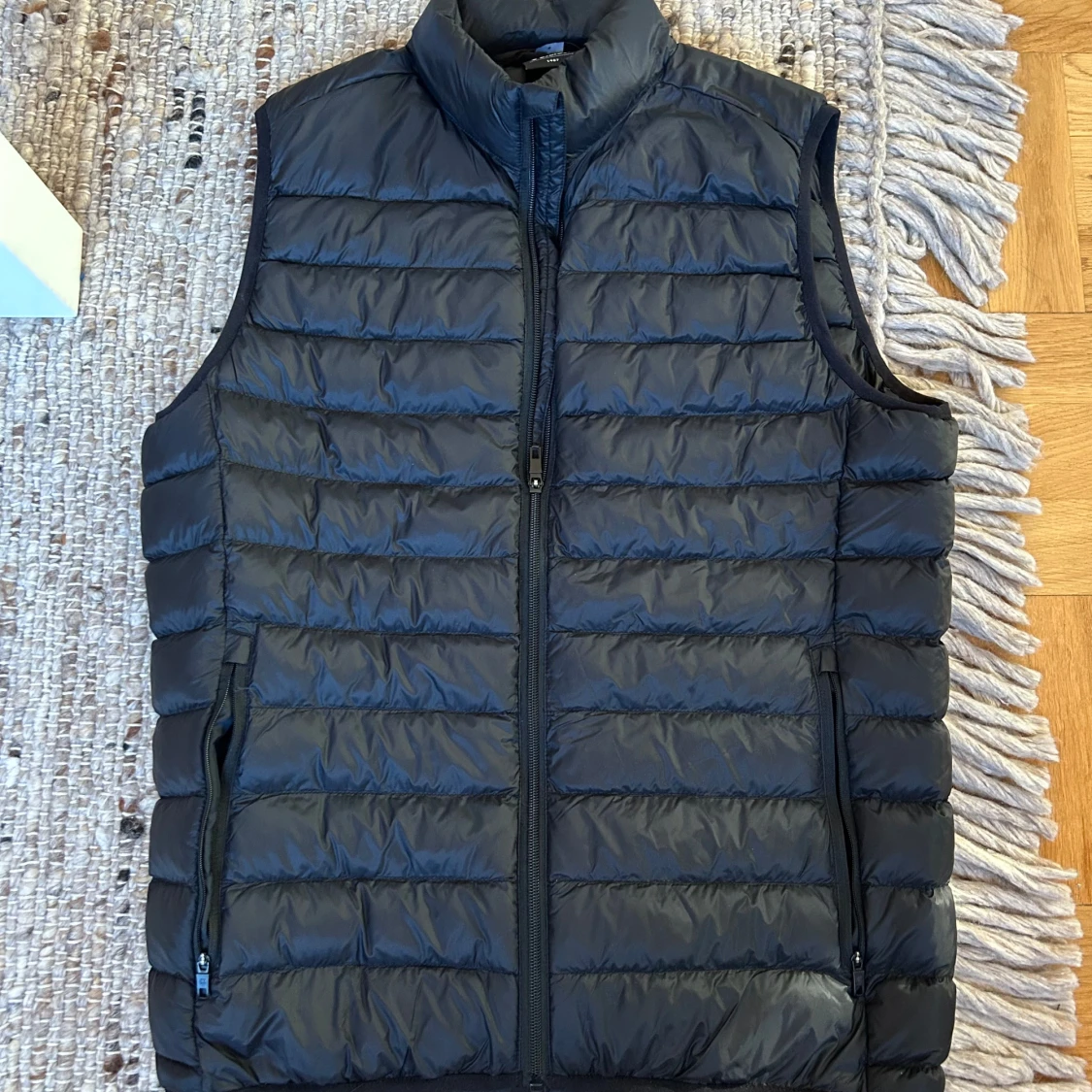 Svart dunväst med dragkedja