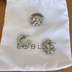 En Edblad ring som knappt är använt och ett par edbladladörhängen som är i bra skick!  - Edblad ringen är knappt använt och är som ny, örhängena är också i bra skick! Man behöver inte köpa de örhängena och ringen tillsammans men la upp de tillsammans eftersom att de matchar. Tillsammans kostar de 300kr. Om man bara vill köpa ringen kostar den 150kr och örhängena 150kr., kan diskutera pris!