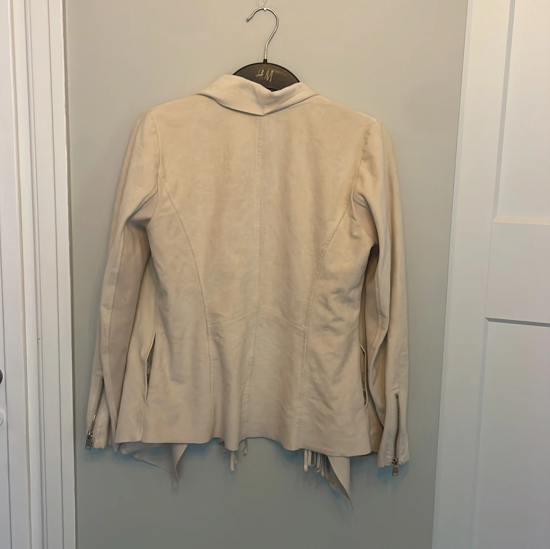 Beige mockaimitationsjacka med fransar - 2
