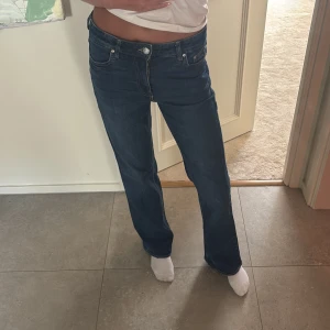Mörkblå raka jeans - Säljer ett par klassiska mörkblå jeans med rak passform och normal midja. Jeansen har fickor, silverfärgad knapp och dragkedja. Perfekta till sneakers eller boots och funkar året runt.