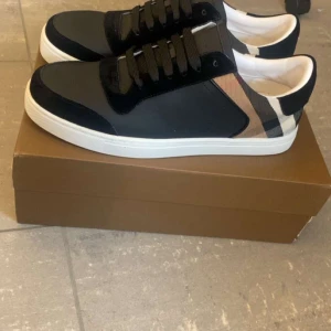 Burberry skor - Burrbery skor i storlek 42, box och dustbag följer med. Pris kan diskuteras vid snabb affär, helt oanvända